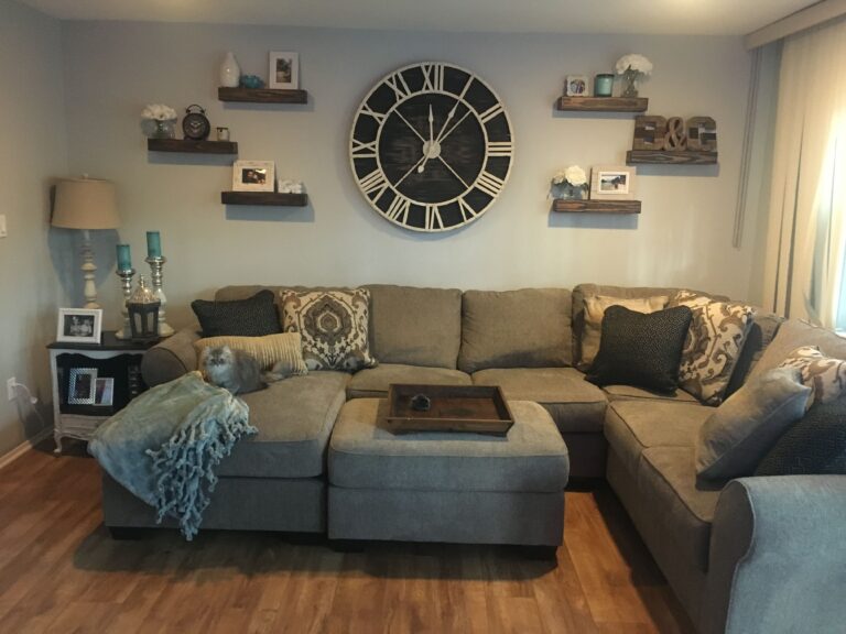 5 Tips For Decorating Around A Wall Clock